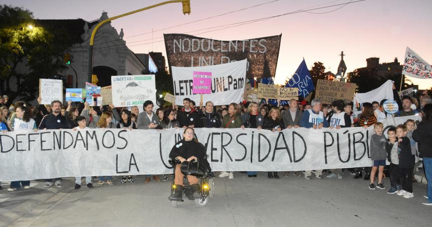 La Educacioacuten se pone de pie pero no hay freno para los ataques libertarios