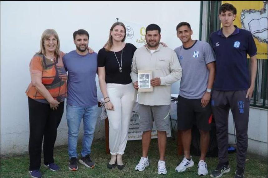 Presentaron la antologiacutea Pelota de papel en Alvear