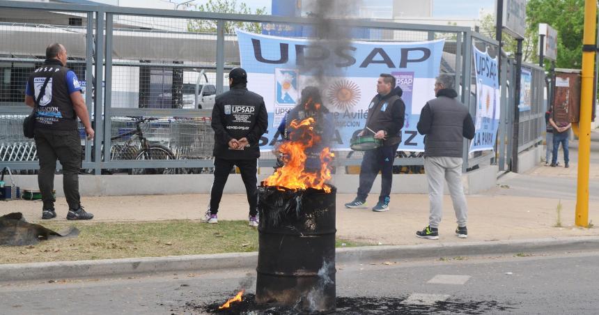 Protesta y quema de neumaacuteticos de los vigiladores privados 