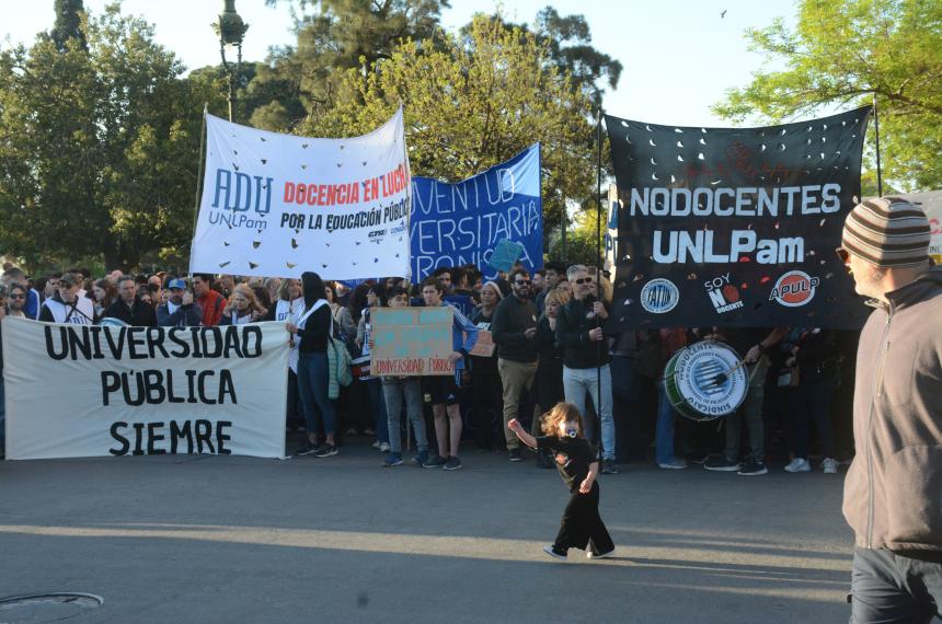 Docentes estudiantes y gremios se movilizaron en defensa de la UNLPam en Santa Rosa