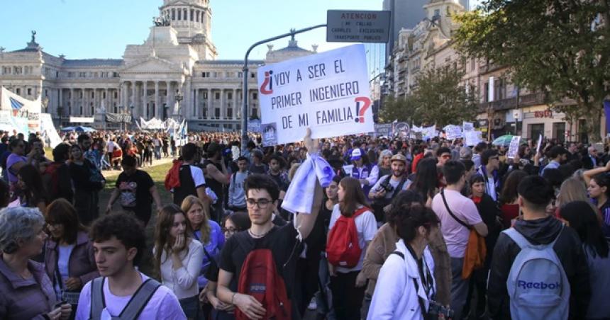 Marcha universitaria- manifestantes reclamaron en el Congreso fondos para las universidades