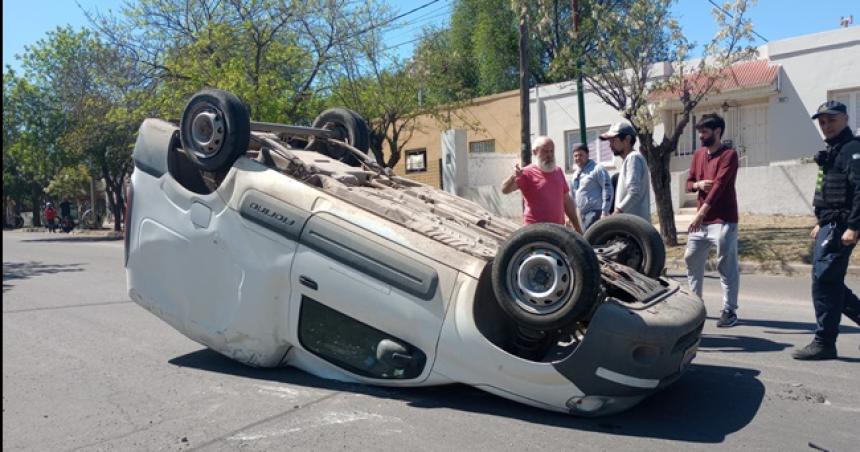 Choque y vuelco en General Pico