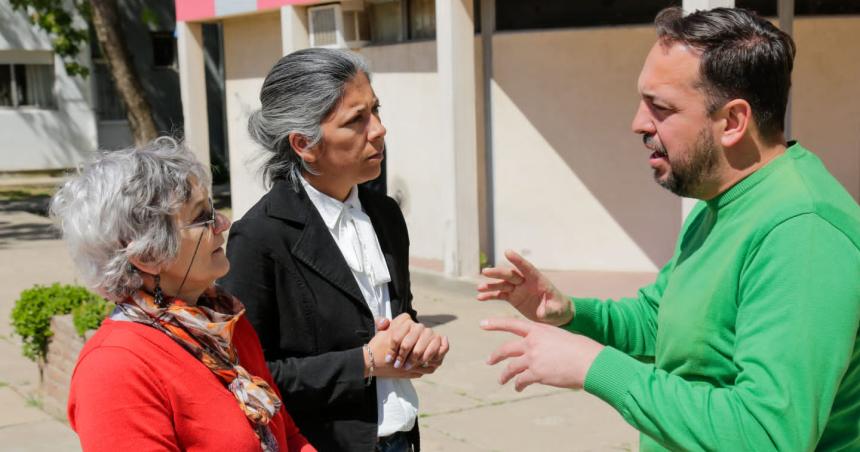 Di Naacutepoli con ritmo de campantildea sigue de recorrida en los barrios