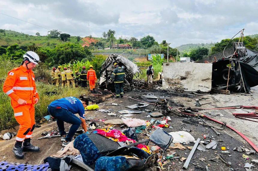 Al menos 38 muertos en un fatal accidente de traacutensito en Brasil