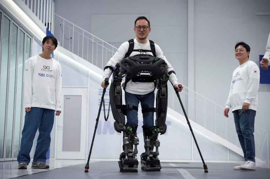 Coacutemo es el exoesqueleto con IA que permite a personas parapleacutejicas caminar con ayuda roboacutetica