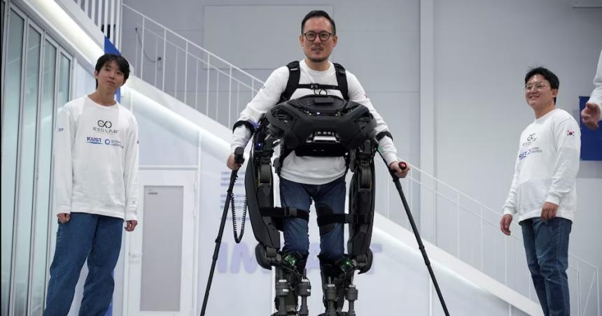 Coacutemo es el exoesqueleto con IA que permite a personas parapleacutejicas caminar con ayuda roboacutetica