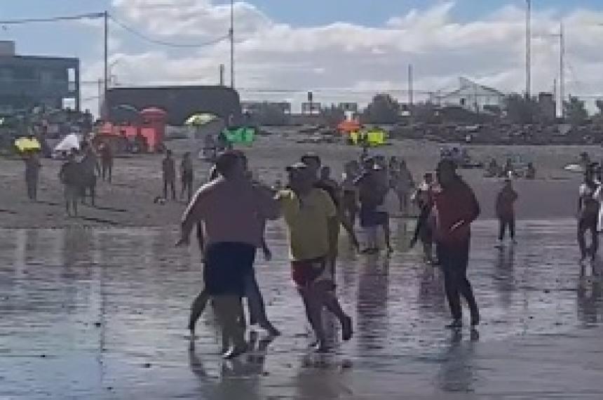 Playa Unioacuten- por una indicacioacuten un bantildeista y guardavidas terminaron a las pintildeas