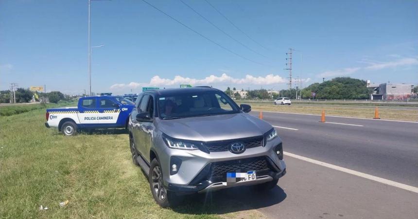 Coacuterdoba- lo multaron por exceso de velocidad y se agarroacute a las pintildeas con los policiacuteas