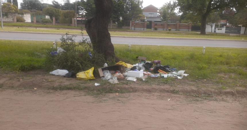 Enojo de vecinos de Villa Aacutengela por aumento de tasas y falta de recoleccioacuten de residuos
